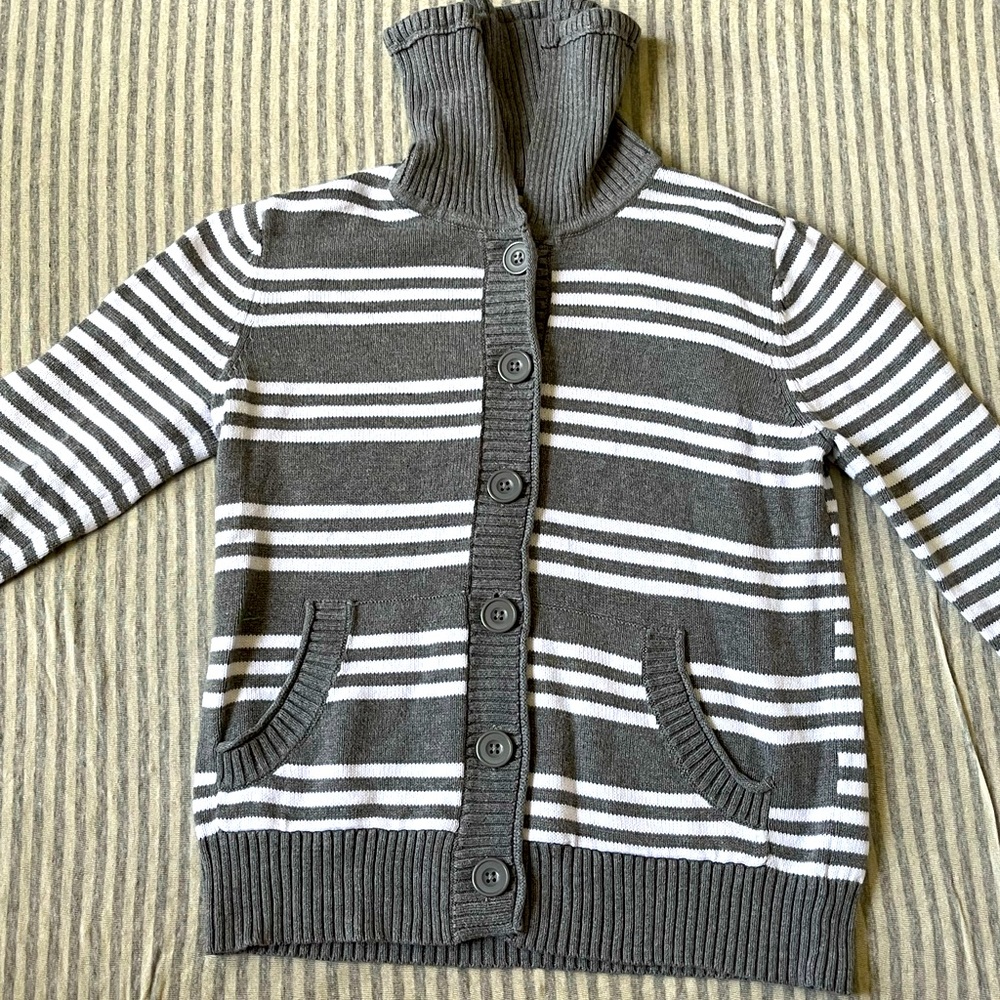 Jones New York  gray and white cardigan size large!